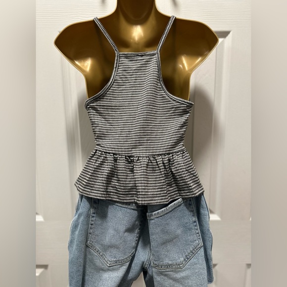 *bundle* Four cute summer tops. Size Medium. - Picture 4 of 16